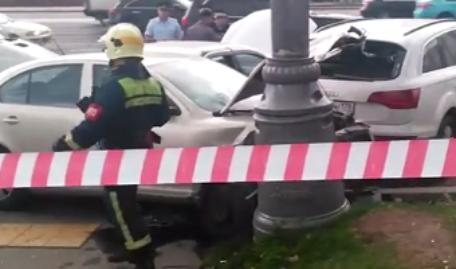 В результате аварии в Москве умер сотрудник ДПС (в новости представлено видео с места ДТП)