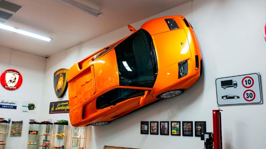 Эксклюзивный настенный Lamborghini Diablo пустят с молотка 