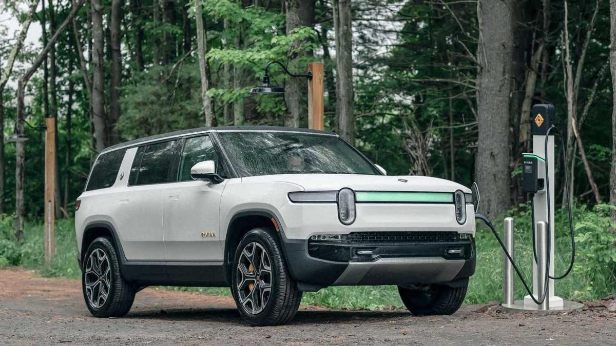 В 2024 году появятся 1000-сильные версии Rivian R1T и R1S 