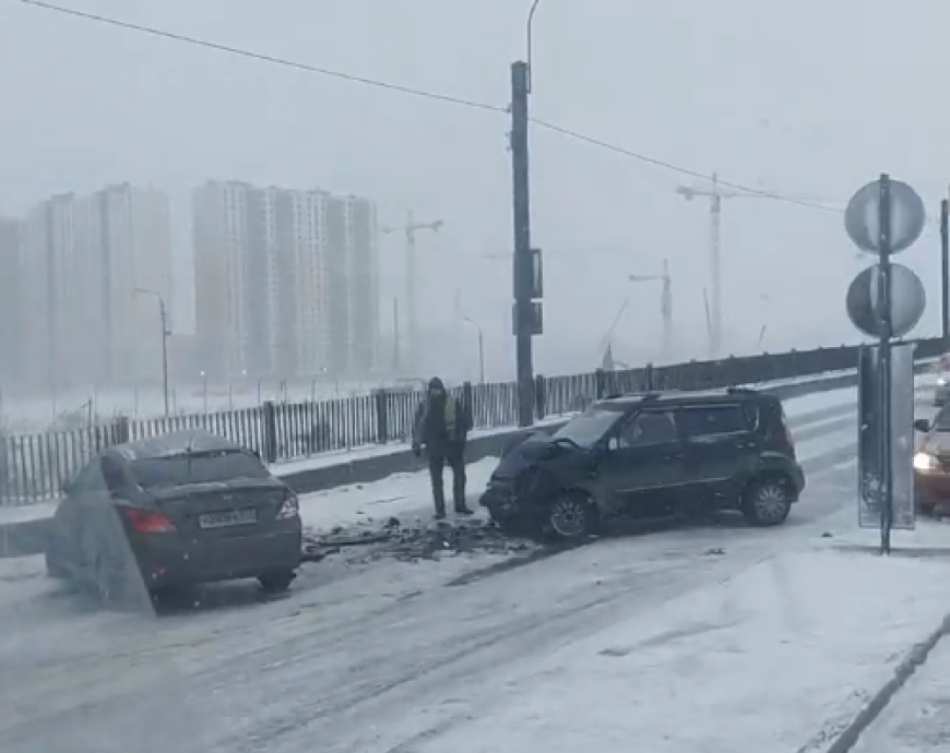 В Невском районе Санкт-Петербурга столкнулись две иномарки