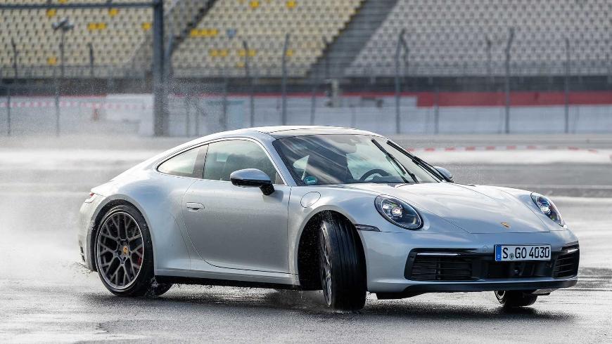 Новый Porsche 911 может бороться с мокрыми дорогами