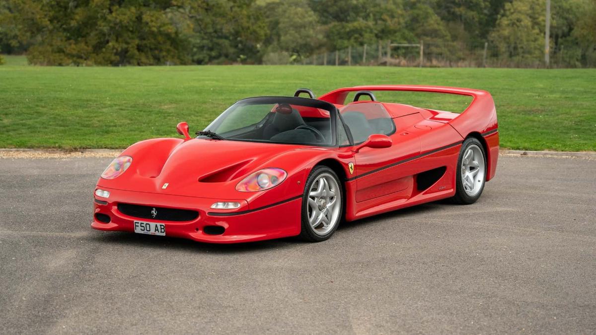 На аукционе будет продана Ferrari F50, принадлежащий легендарному Роду  Стюарту