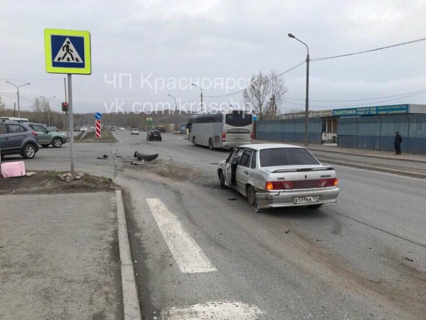 В Красноярске водитель протаранил три машины и скрылся с места преступления (ВИДЕО)