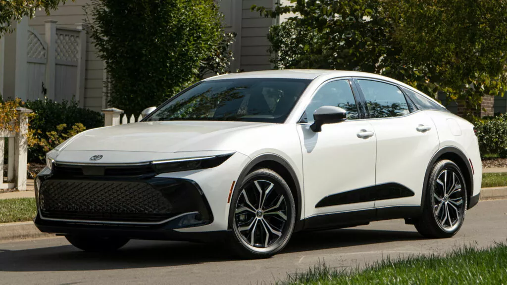 Toyota Crown 2024 получит обновленный интерьер и более мощную гибридную трансмиссию