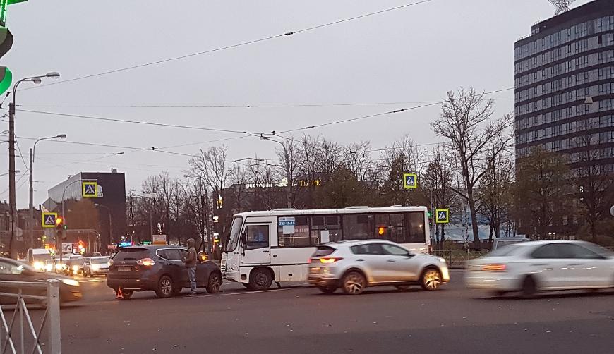 Утром в Петербурге зафиксированы три аварии с общественным транспортом