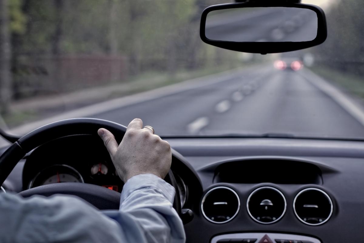 Водители со стажем более 20 лет реже всего попадают в аварии на автодорогах России