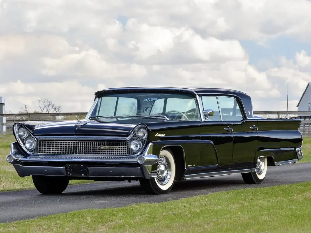 На аукционе продается король 50-х - 350 сильный седан Lincoln Continental   