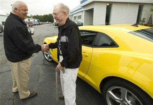 101-летний мужчина рассекает на новеньком Chevrolet Camaro SS