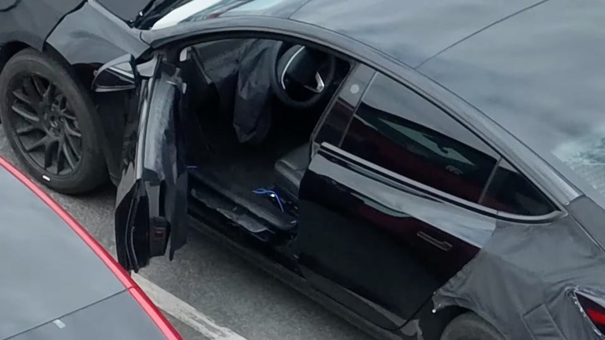 В Сети показали обновленный электромобиль Tesla Model 3