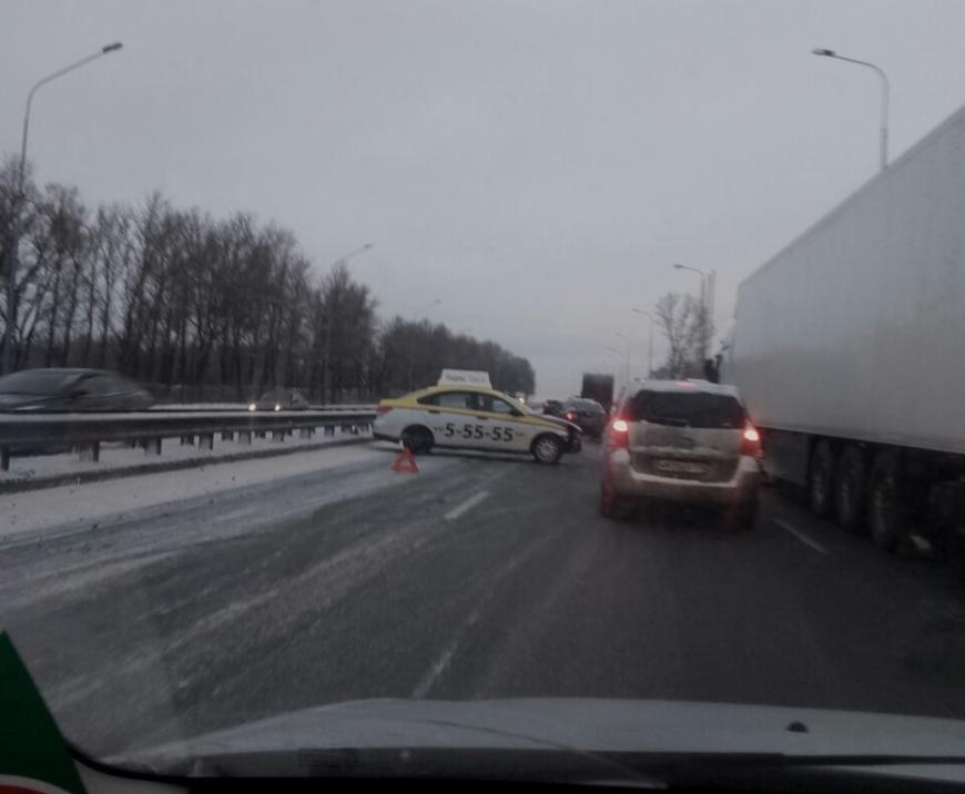 В результате аварии на Пулковском шоссе образовались пробки