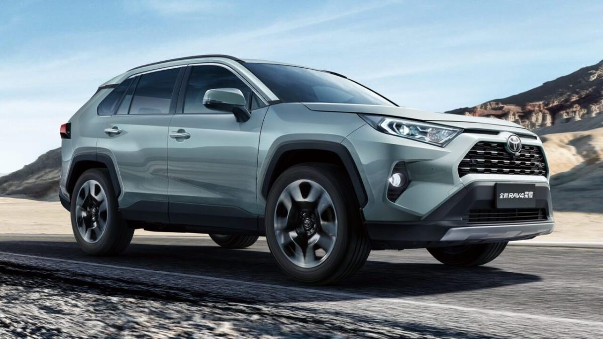 Автосалон Toyota в Москве выставил на продажу новый кроссовер Toyota RAV4  из КНР за 4,8 млн рублей