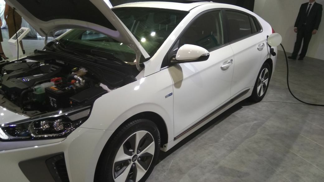 В Москве дебютировало первое в мире авто с тремя видами электроагрегатов. Все о Hyundai IONIQ