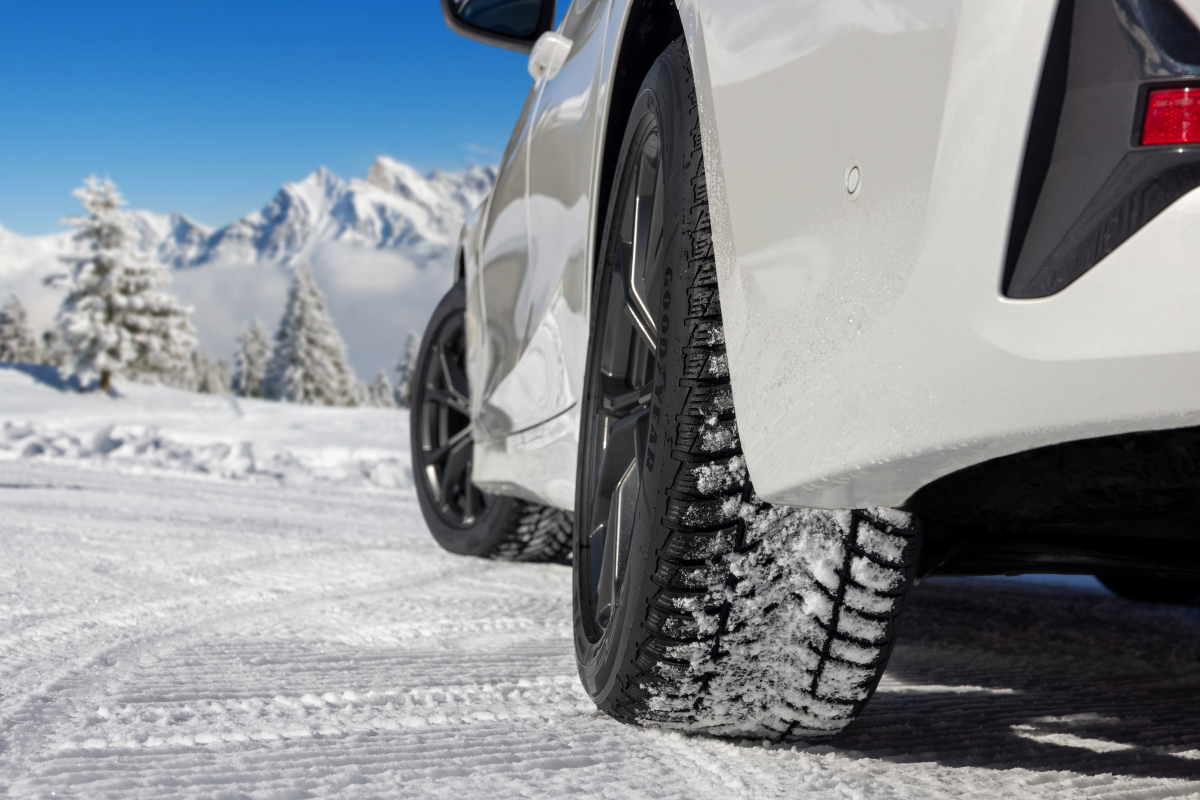 Забудь о дорогих шипах: ТОП-10 бюджетных "липучек", которые спасут вас зимой в России