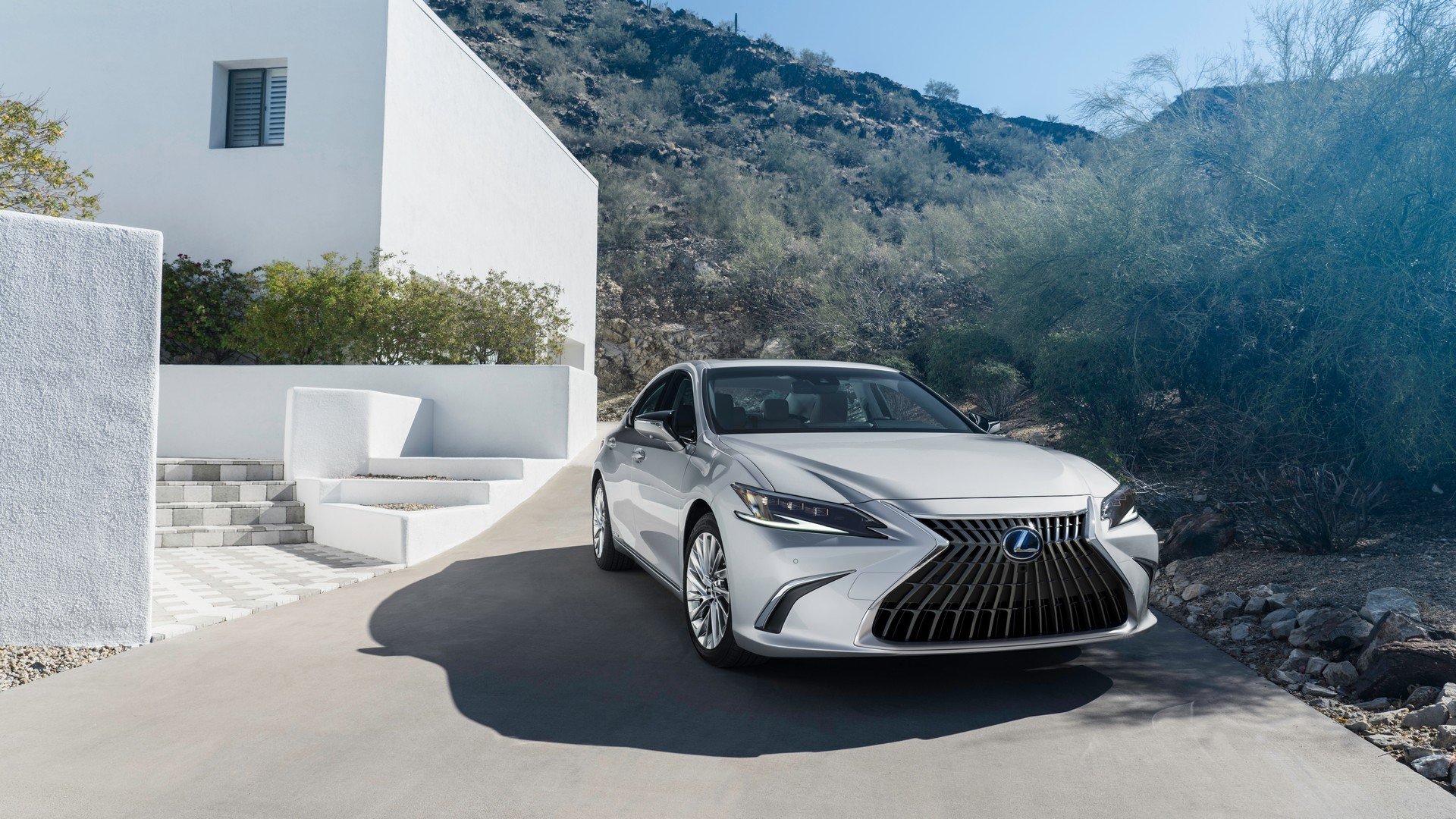 Lexus ES 2022 демонстрирует обновленный экстерьер и новый сенсорный экран