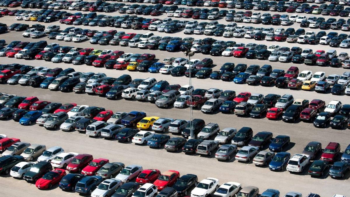 Продажи новых легковых автомашин в РФ сократились на 59% по итогам 2022 года