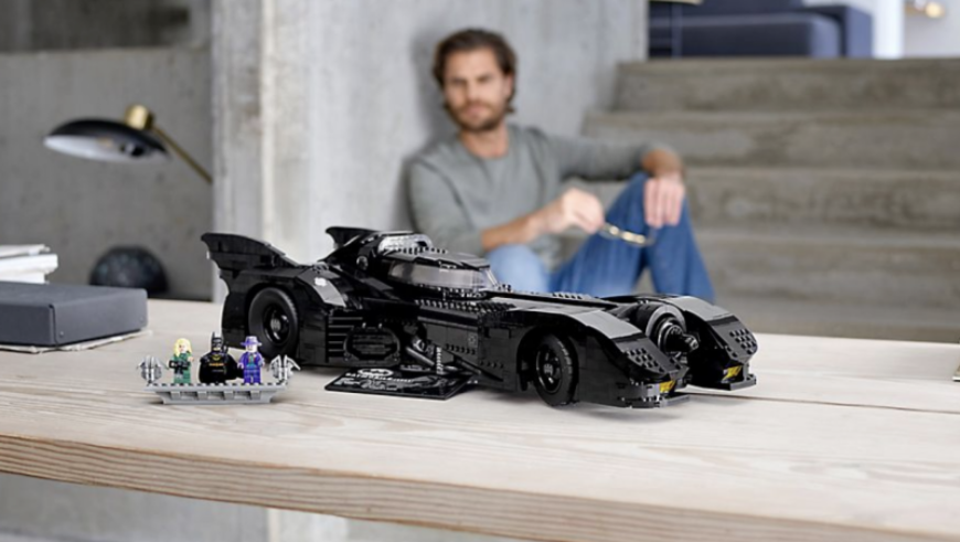 Бэтмобиль из 3300 деталей Lego