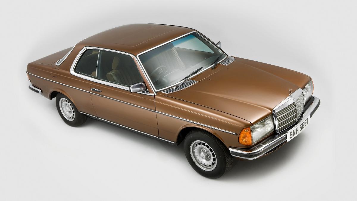 Вид из салона: стремительный разгон 36-летнего Mercedes 280 CE