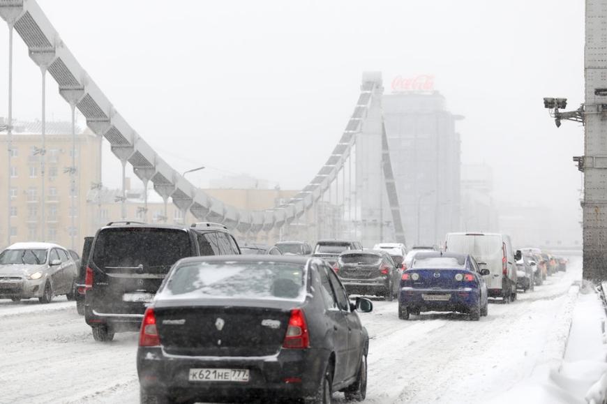 Эксперт назвал самые полезные приемы при езде на авто в снегопад 