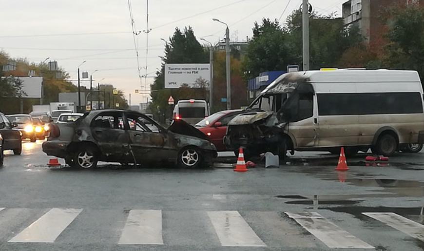 В Челябинске после ДТП загорелись два автомобиля