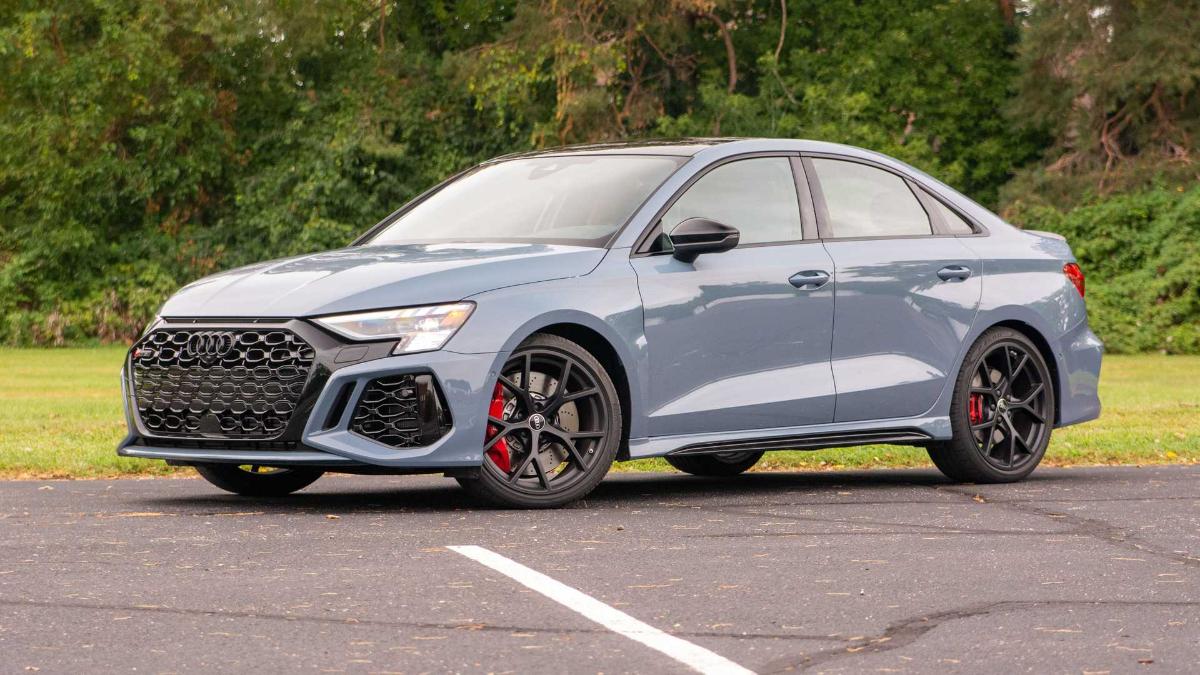 Компания Audi планирует выпускать более мощную версию RS3 без электрификации мотора