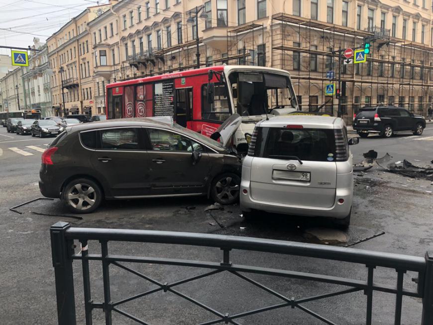 Утреннее ДТП в Петербурге спровоцировало пробку