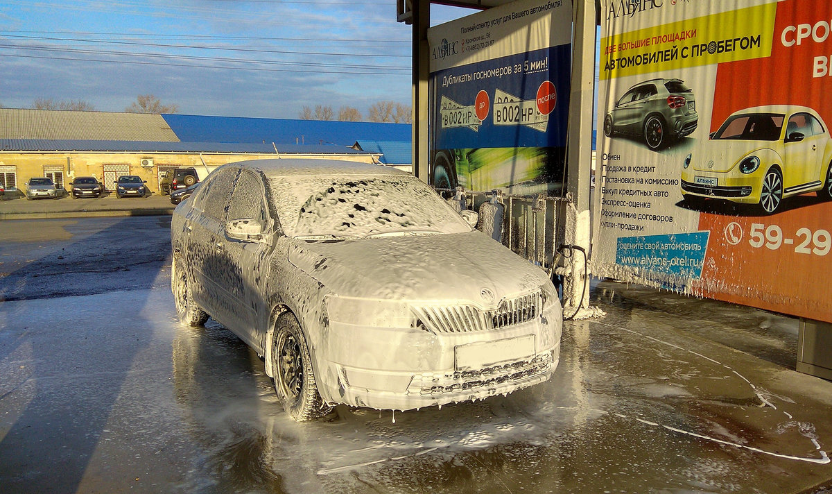 Можно мыть машину в морозы. Мойка машины зимой. Грязная машина зимой. Автомойка зима. Мойка зимняя автомобильная.