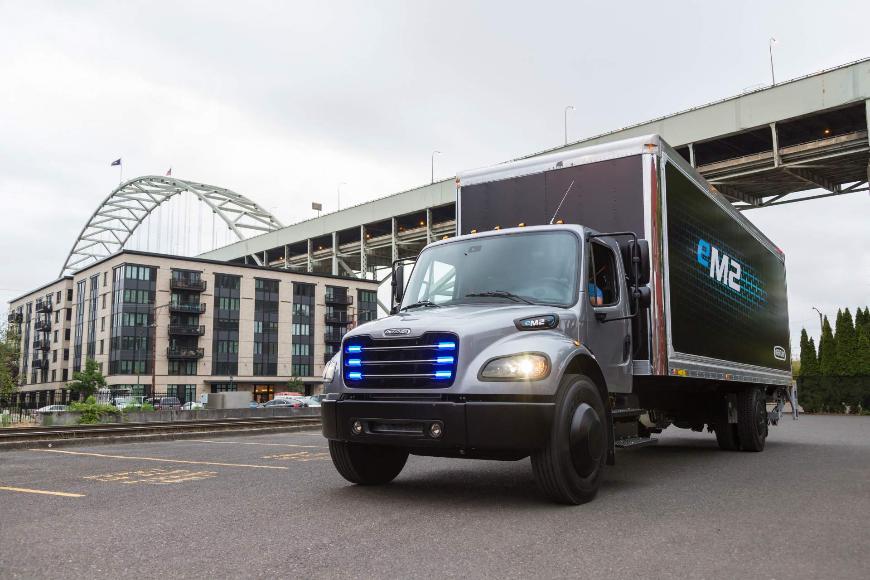 Среднетоннажный электрический грузовик Freightliner eM2 уже на дорогах США