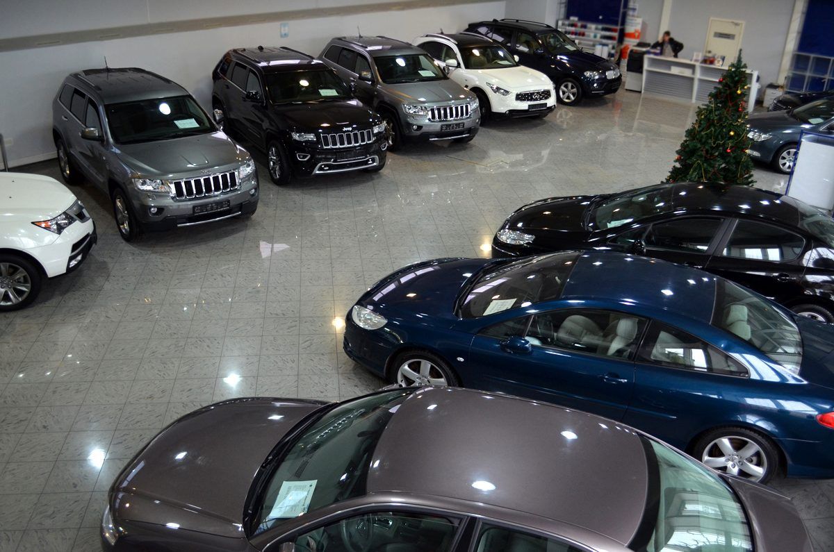 Какое количество подержанных автомобилей в России продается через официальных дилеров
