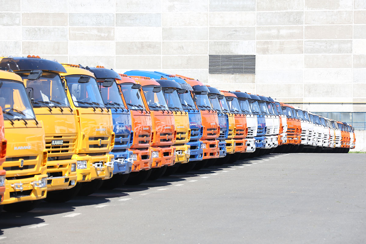 Продажи новых грузовых машин в РФ растут второй месяц подряд