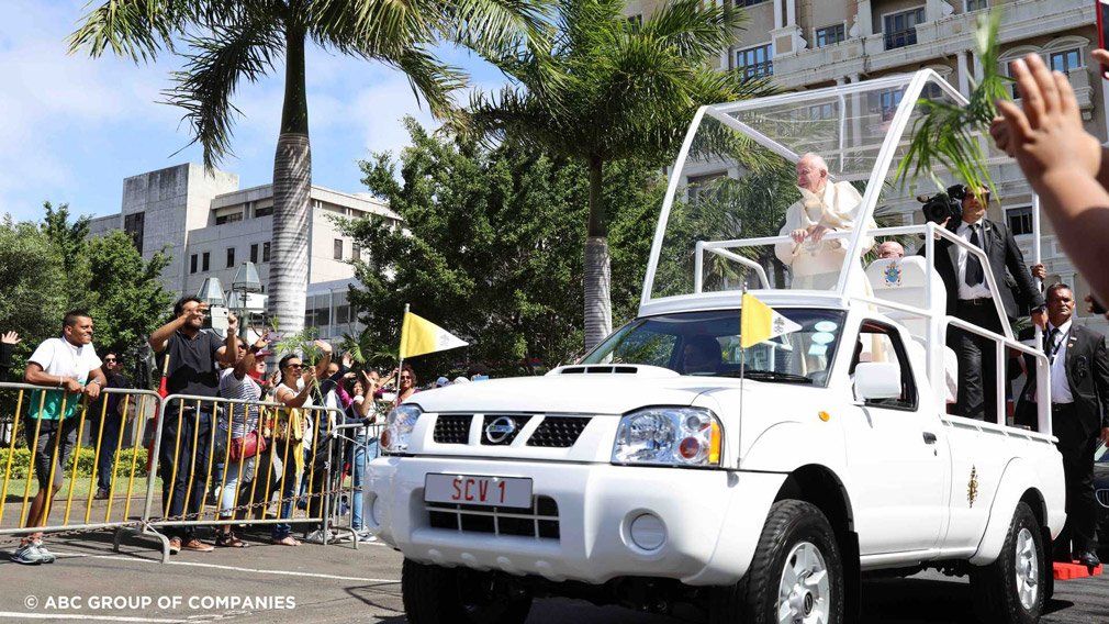 Папа Римский «пересел» на недорогой пикап Nissan NP300