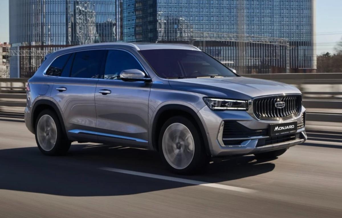 У дилеров в РФ появился Geely Monjaro в обновленной базовой комплектации