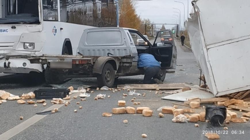 Вследствие ДТП в Набережных Челнах на дорогу просыпался хлеб