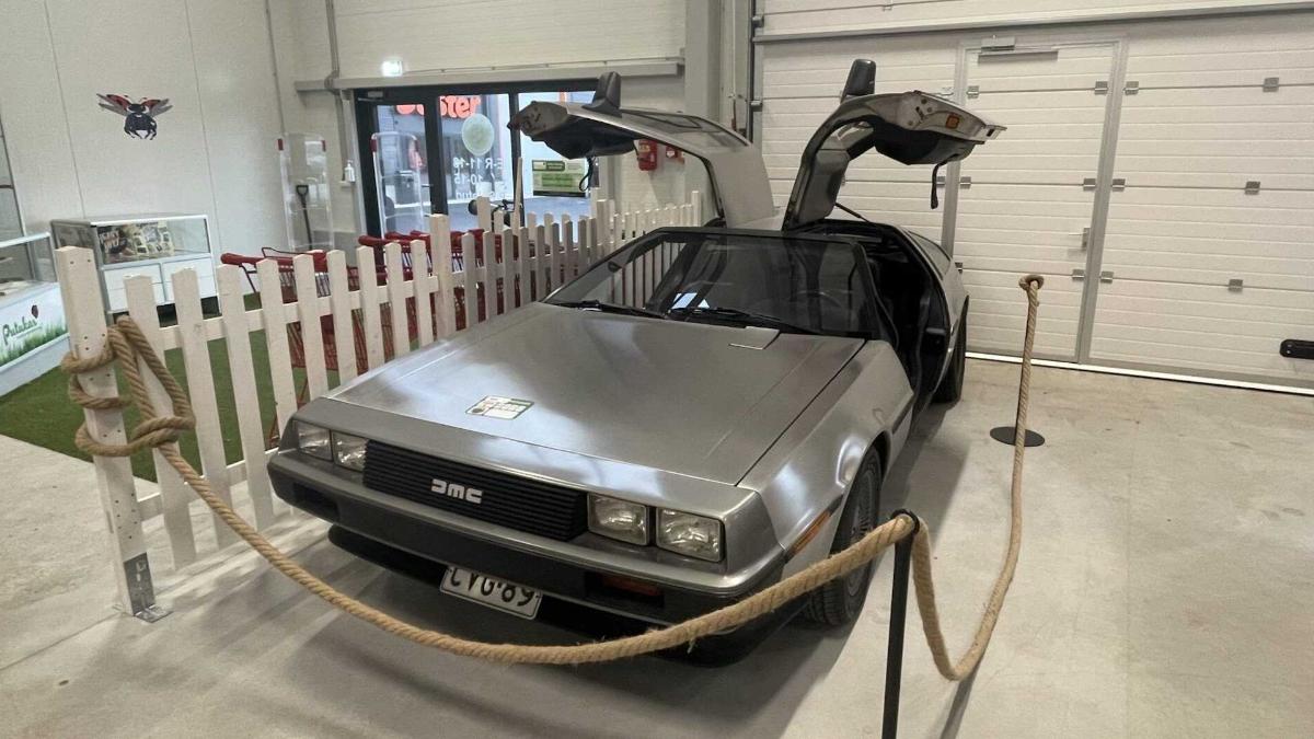 Легендарное купе DMC DeLorean продается в "блошином" магазине
