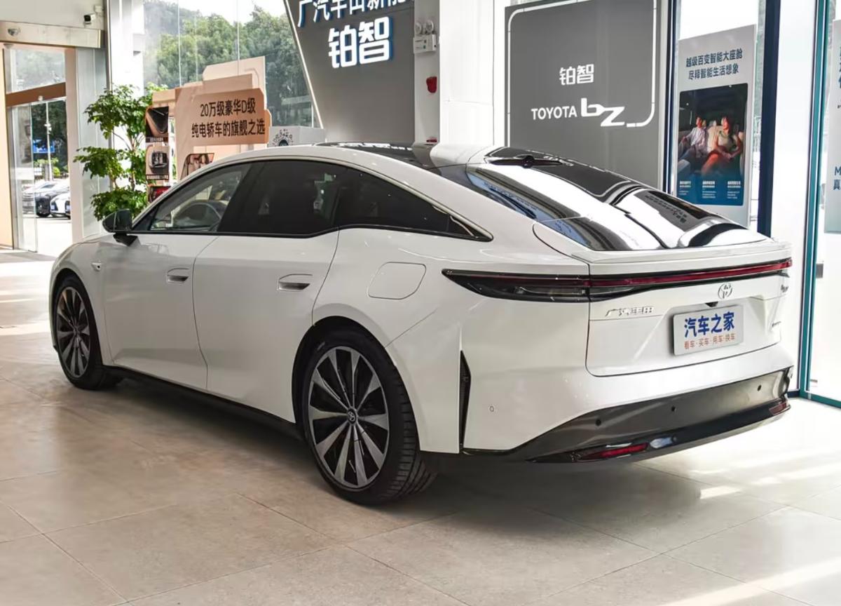 Большой седан Toyota Platinum 7 поступит в продажу в марте: что известно