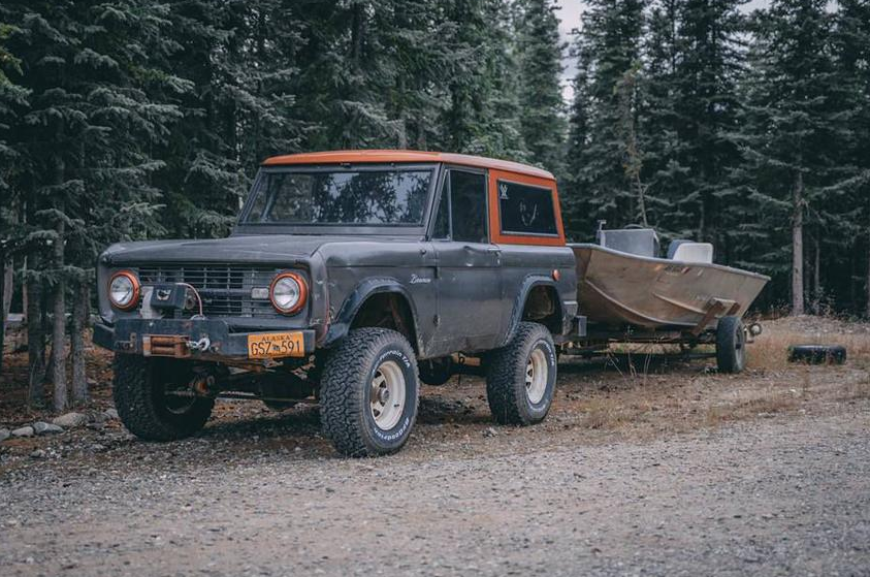 Житель Аляски собрал уникальную коллекцию классических Ford Bronco