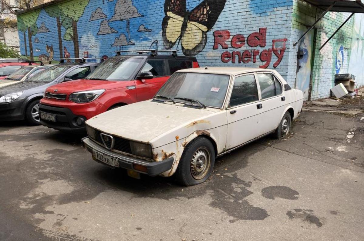 «Мафиозный» Alfa Romeo обнаружили брошенным в Москве