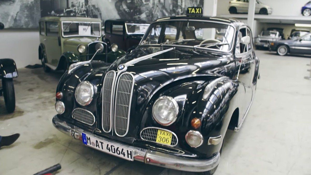 BMW продемонстрировали 65-летнее такси, проехавшее более миллиона км