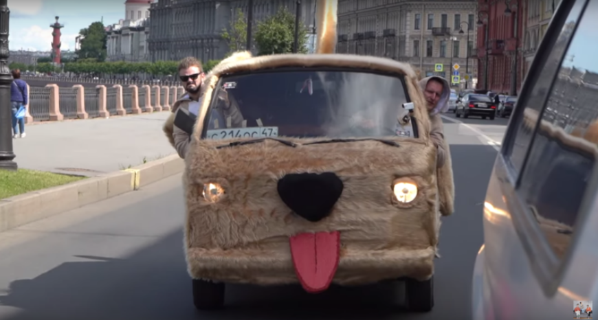 На дорогах Санкт-Петербурга заметили плюшевый автомобиль-собаку