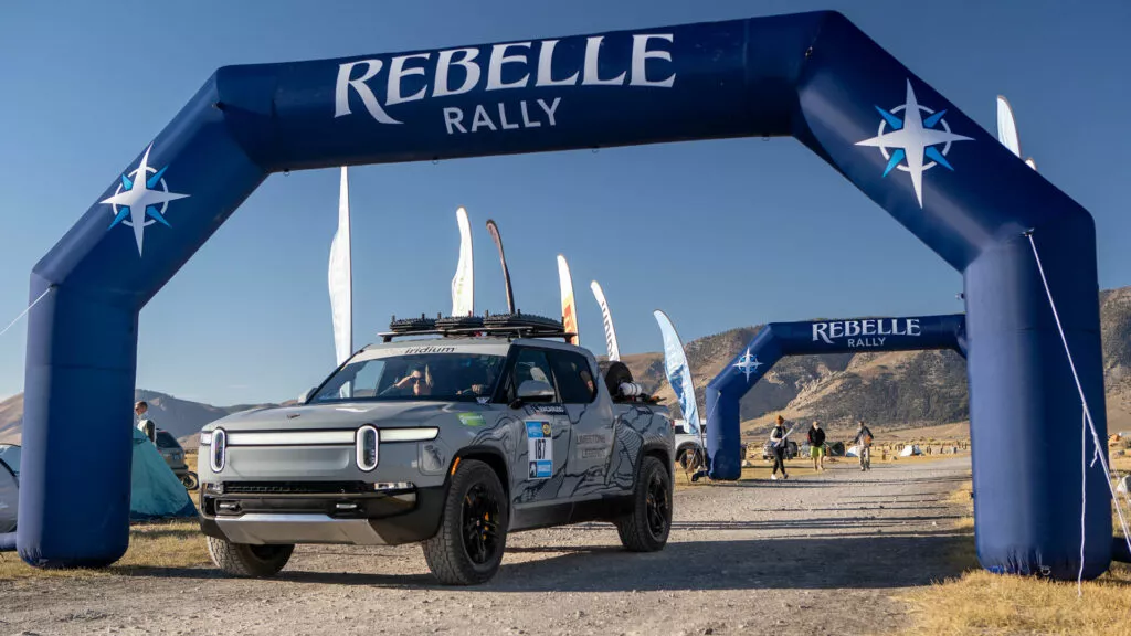 Пикап Rivian R1T стал первым выигравшим ралли Rebelle электромобилем