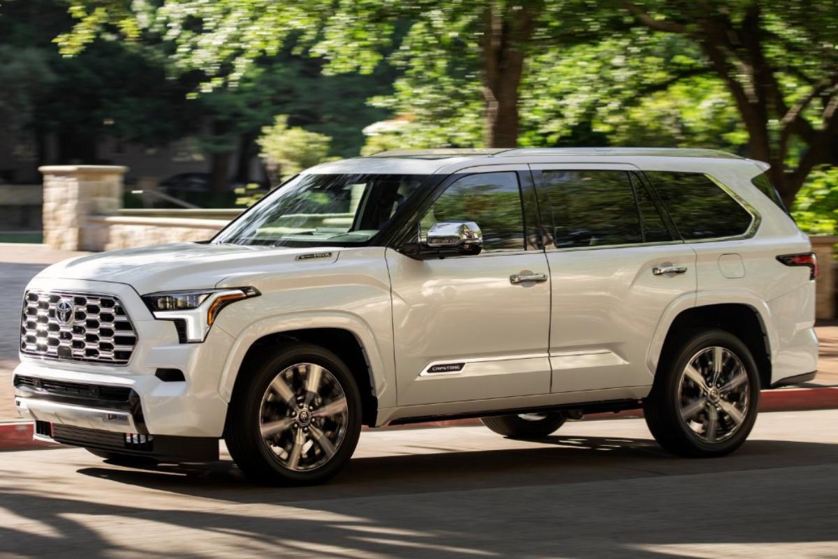«РГ»: в РФ появились Toyota Sequoia 2025 года выпуска 