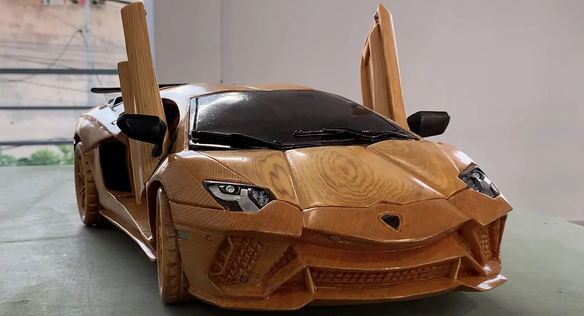 Гиперкар Lamborghini Aventador S вырезали из дерева в масштабе 1:13