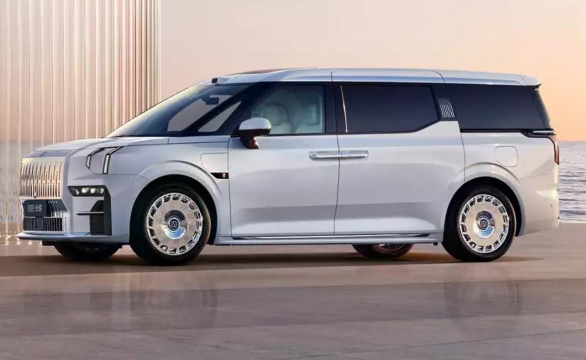 Zeekr представил обновленный минивэн 009 в цвете Ice Jade White 