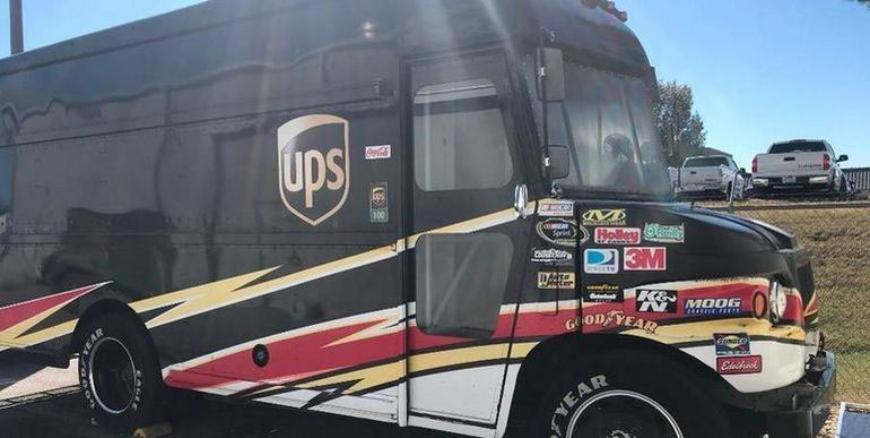 Самый быстрый гоночный фургон NASCAR UPS пустят с молотка 