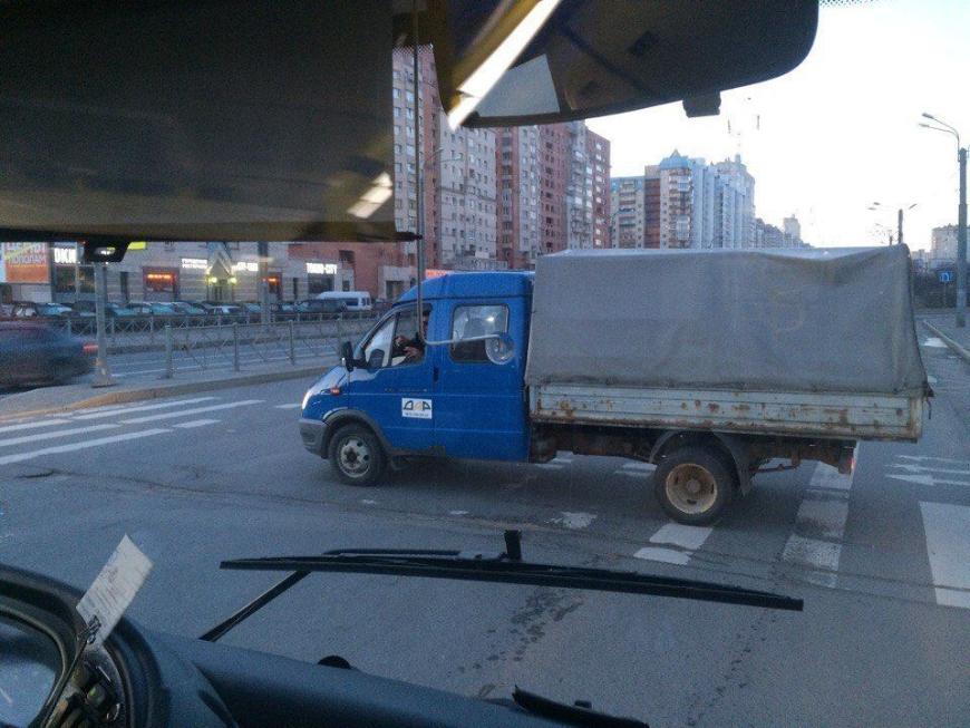 Неадекватный водитель кидался стеклянными бутылками из окна