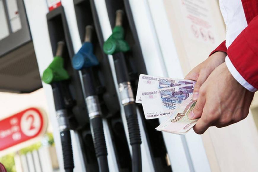 В Росстате рассказали, где в России самый дорогой и дешевый бензин