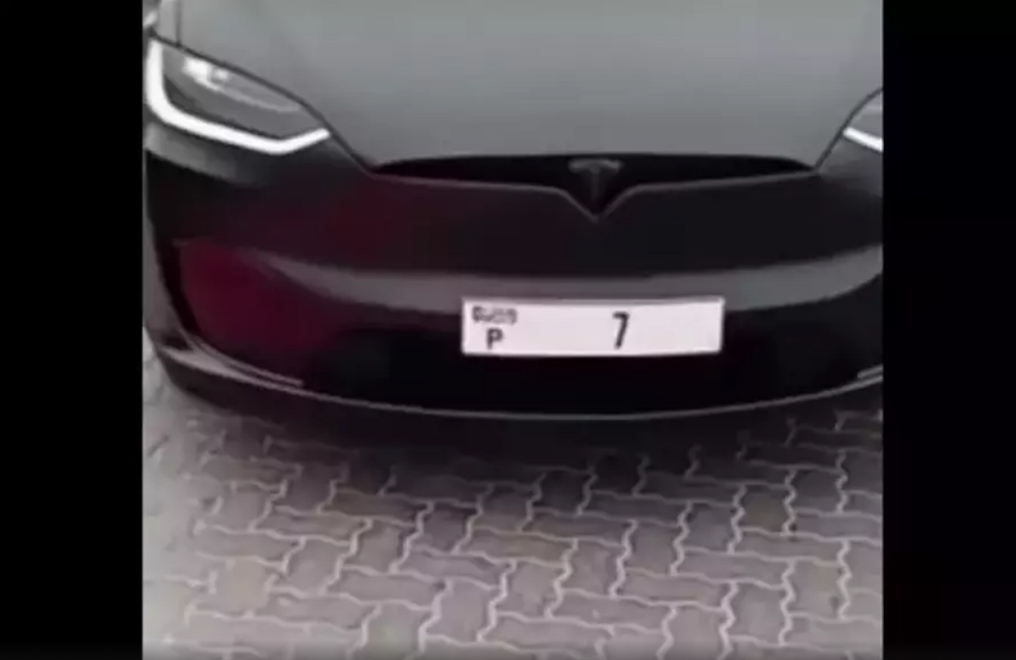 На Tesla установили самый дорогой номер «Р7», что дороже машины в 120 раз