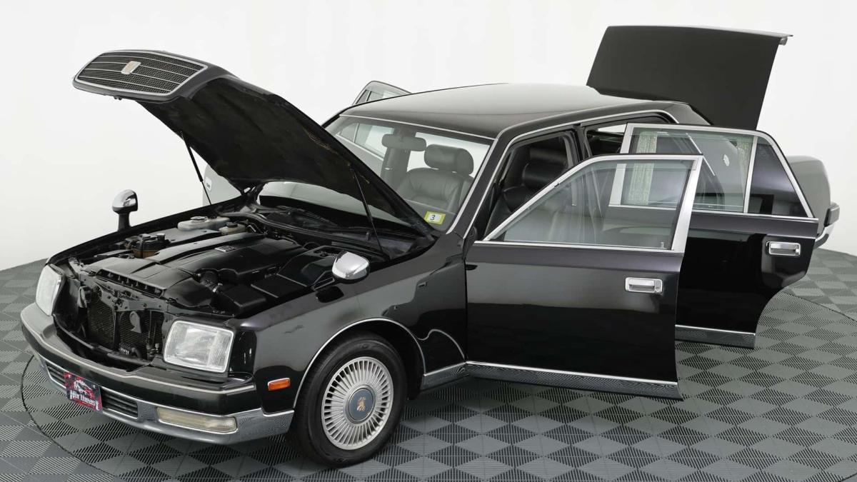 На аукционе продается роскошный Toyota Century с мощным V12