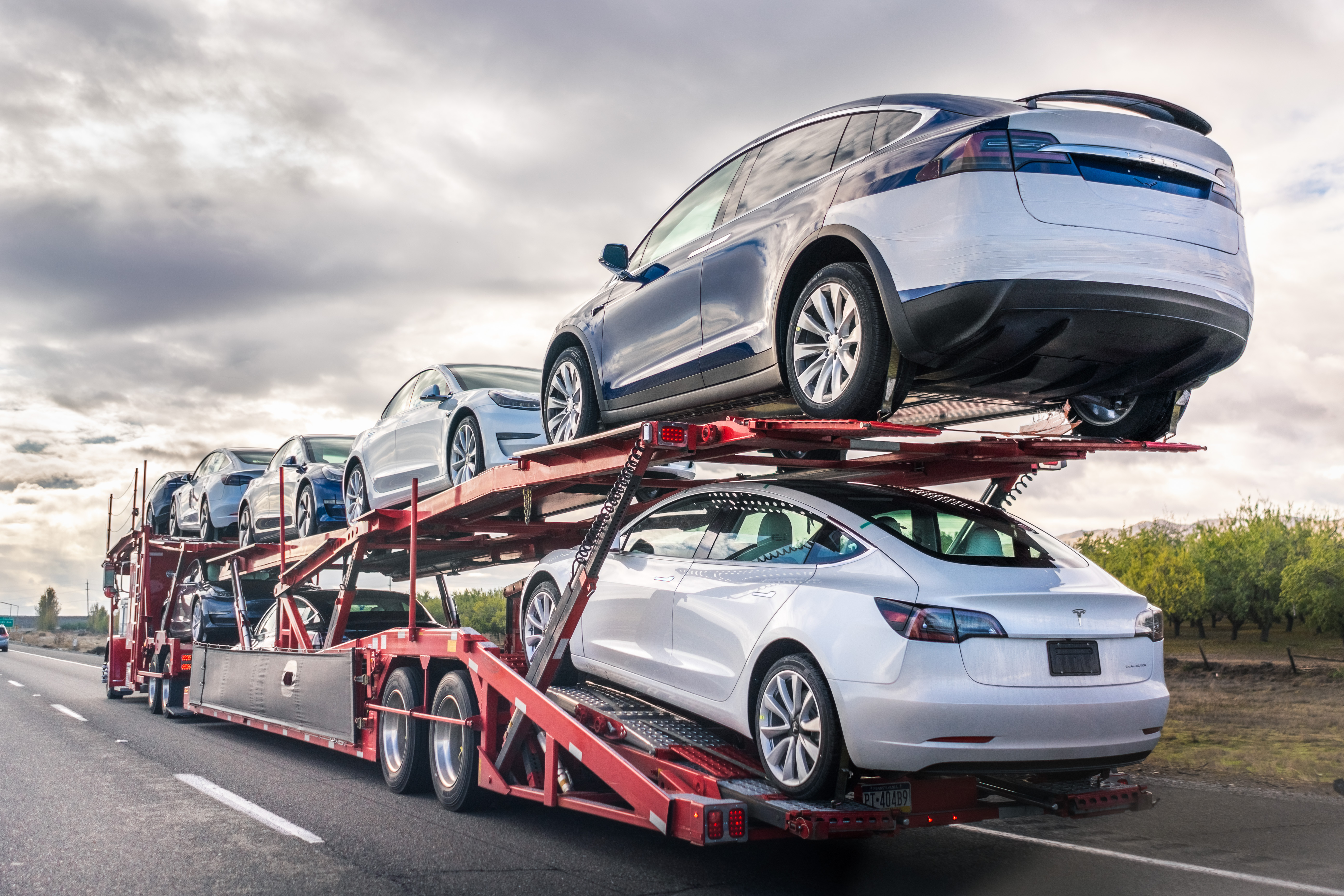Какие машины можно пригнать. Автовоз Tesla. Tesla Semi автовоз. Ввоз электромобилей. Экспорт машин.
