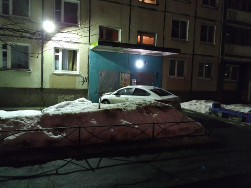 В Санкт-Петербурге иномарка въехала в дверь подъезда