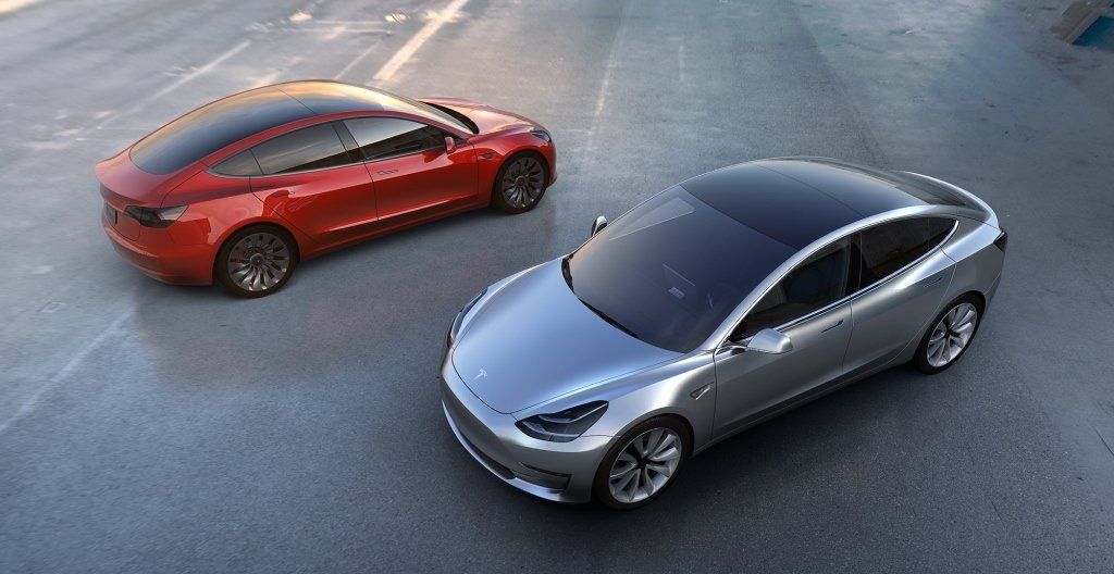 Автопилот Tesla научился «видеть» знаки ограничения скорости